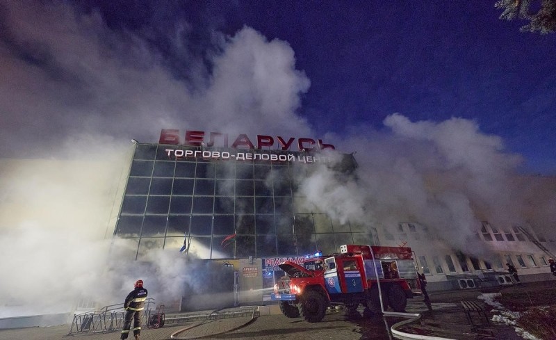 В Витебске горел торговый центр «Беларусь». 12 человек — в больнице, двое — в реанимации
В Витебске горел торговый центр «Беларусь». 12 человек — в больнице, двое — в реанимации